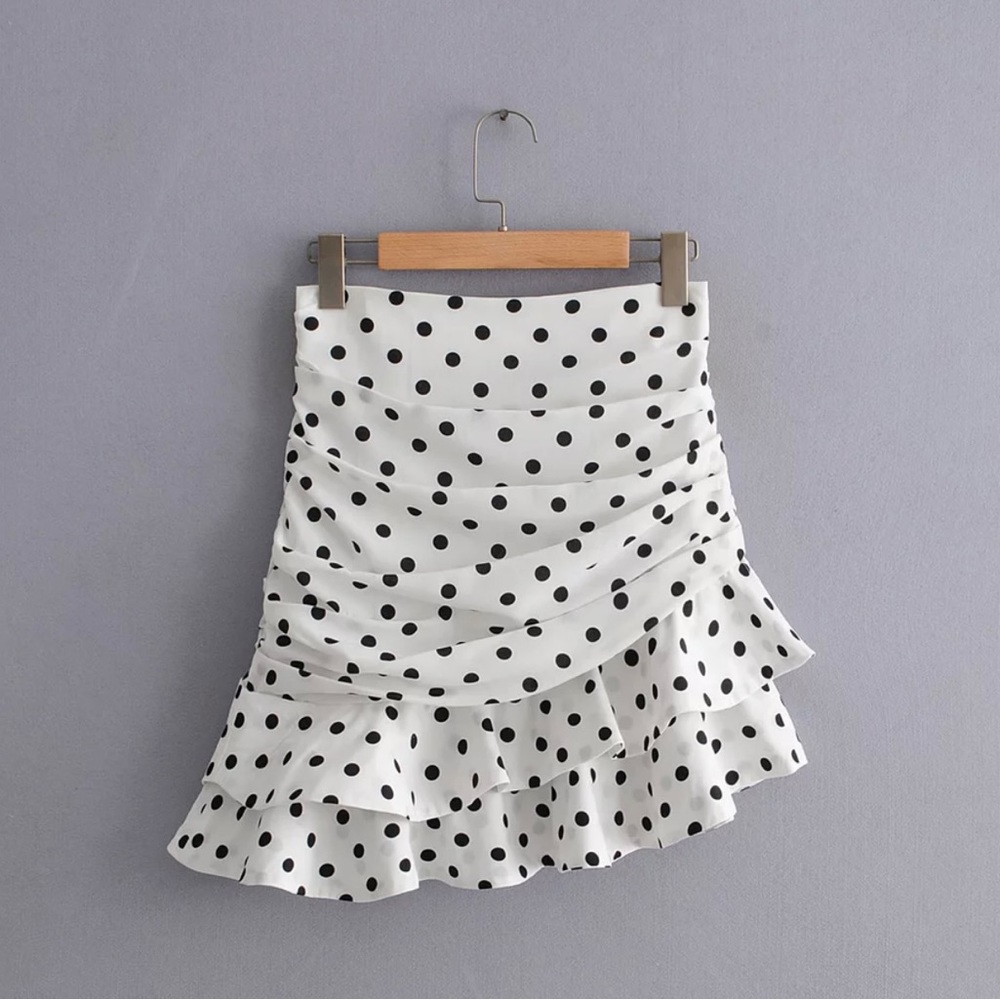 Skirt with black dots